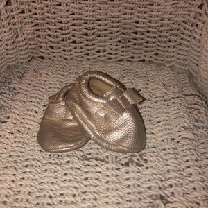 Freshly Picked Platinum Bow Moc size 2